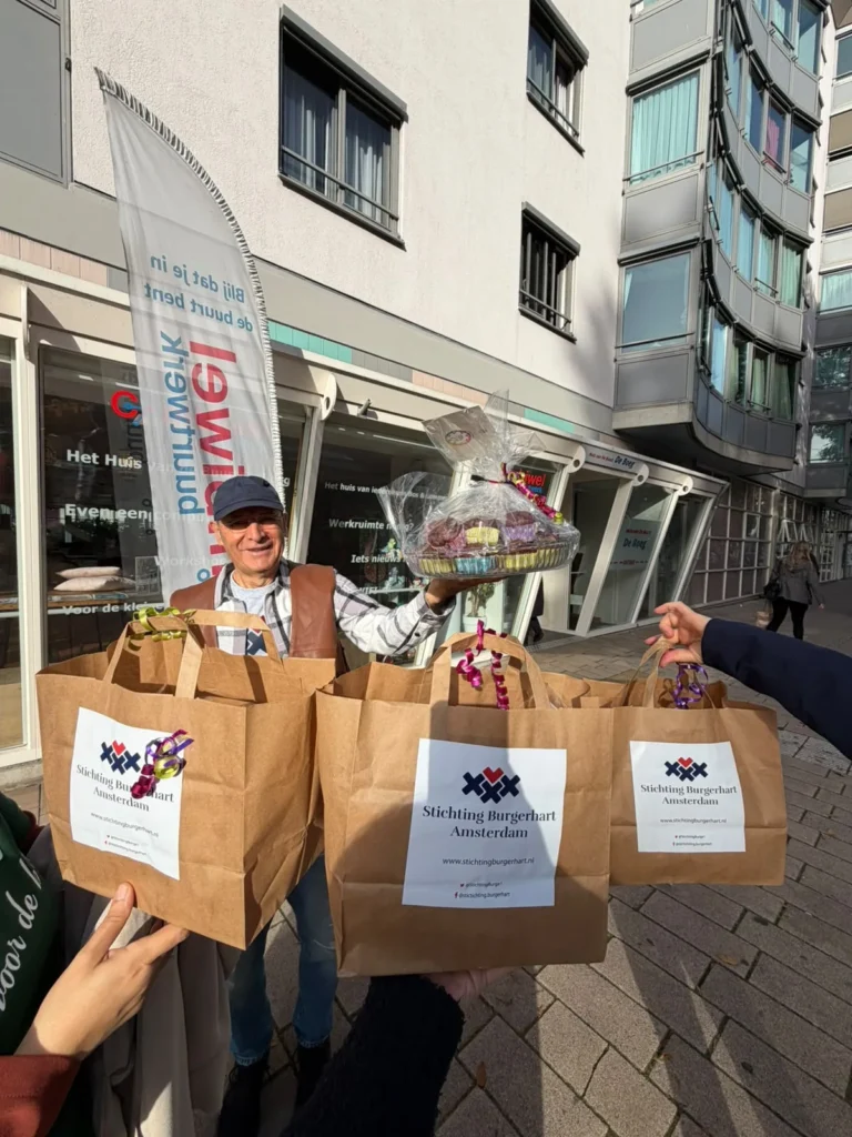 Tasjes met cupcakes en persoonlijke kaartjes voor de ouderen bij De Boeg