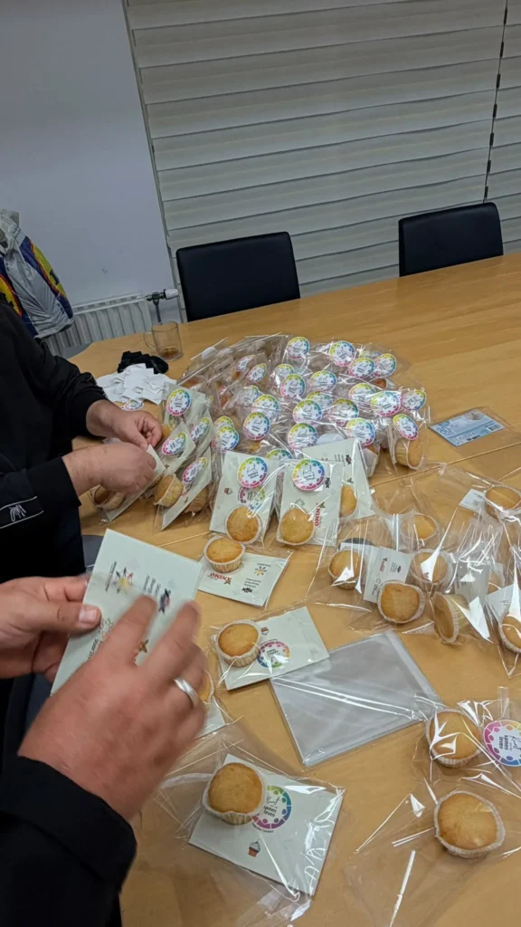 Vrijwilligers pakken cupcakes in voor de uitdeelactie