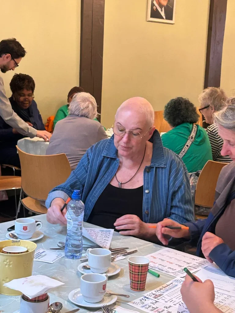 Deelneemster oefent kalligrafie tijdens de workshop