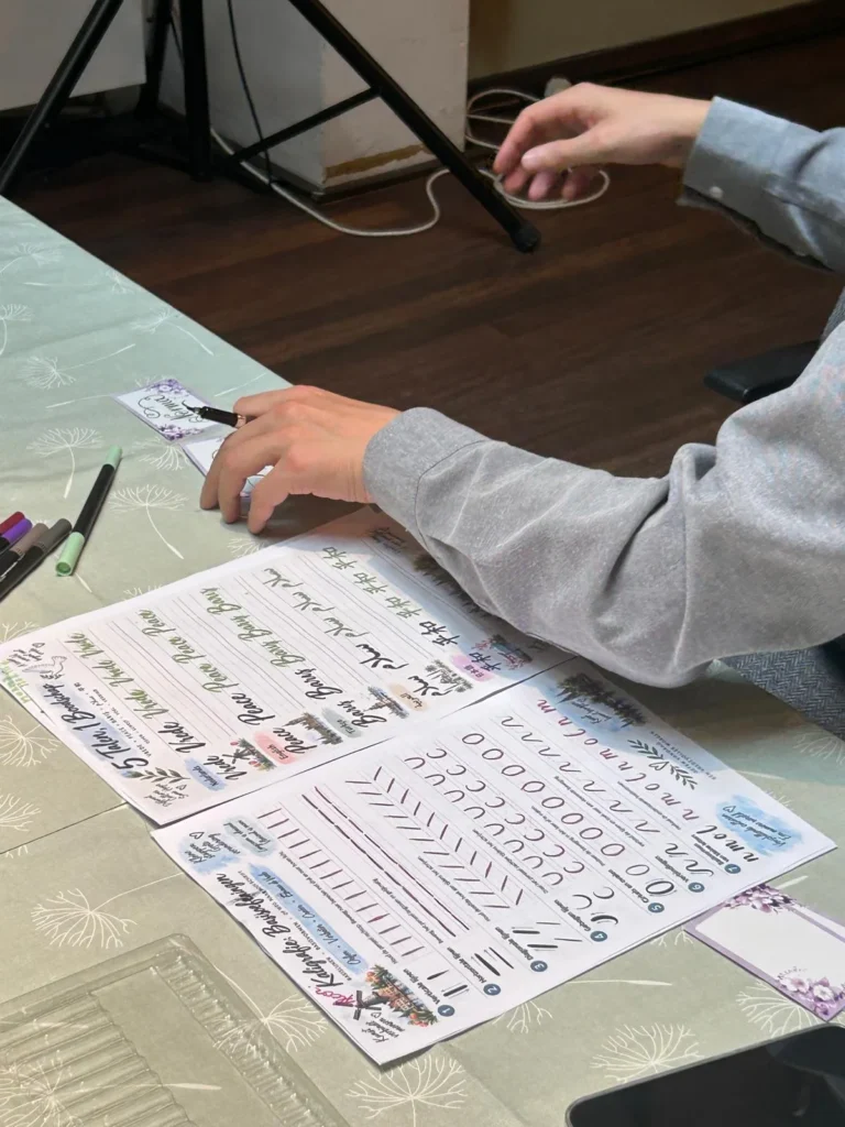 Kalligrafie oefenen op het werkblad